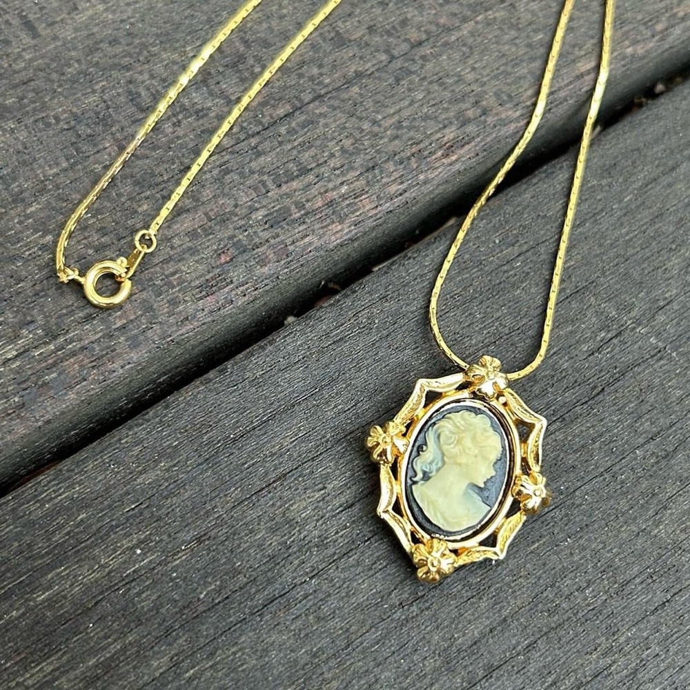 Gold/Black Cameo Pendant Necklace w/ Serpentine Chain Jewelry